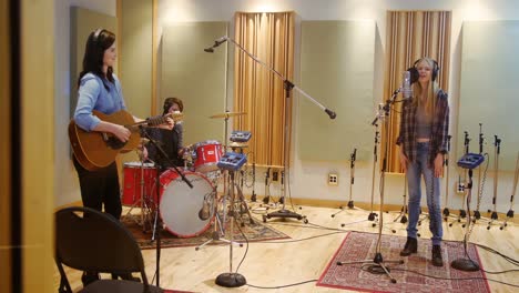 Banda-De-Música-Tocando-En-Un-Estudio