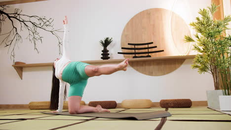 Frau-Macht-Yoga-Drinnen