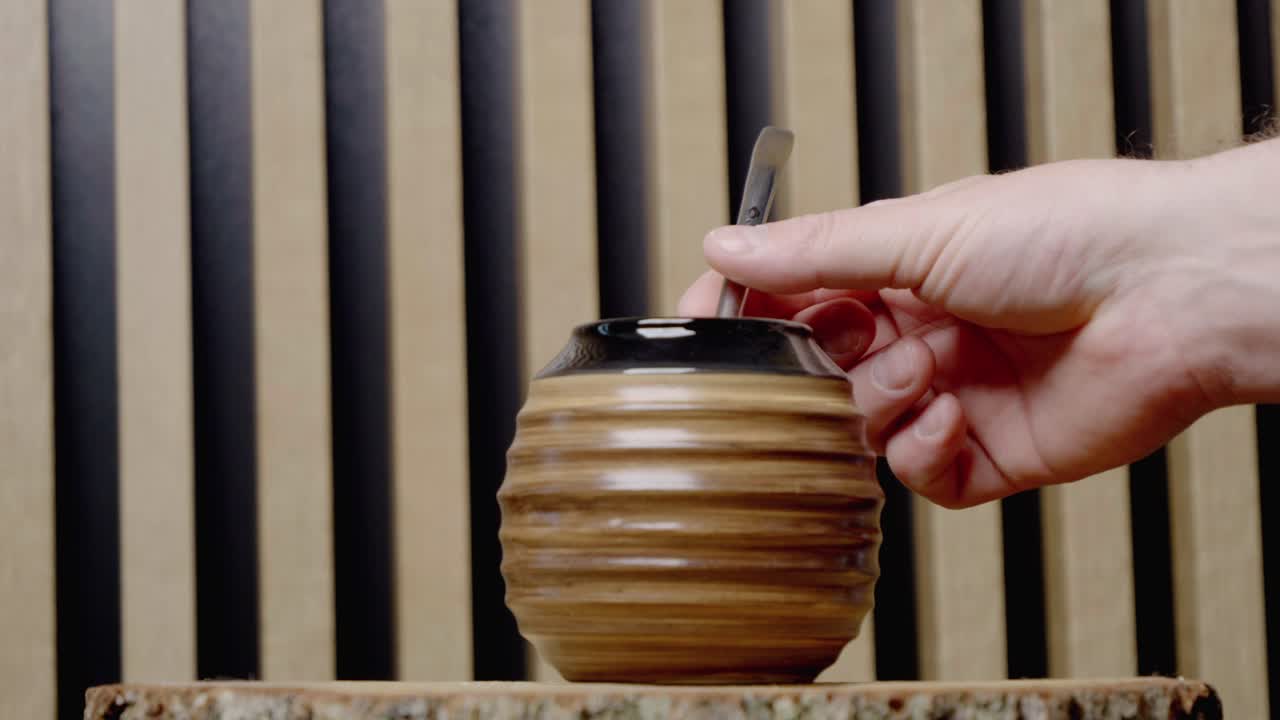 예르바 마테 (yerba mate) 를 은 비라 (bombilla) 가 들어 있습니다.