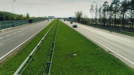 Vista-Aérea-De-Una-Autopista-De-Varios-Carriles,-Elevación-De-La-Cámara