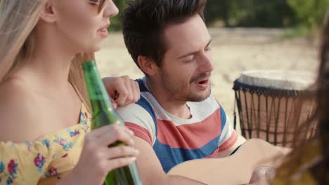 amigos divirtiéndose mucho en la playa/dabrowa gornicza/polonia