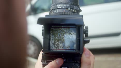 Primer-Plano-De-La-Cámara-De-Película-Analógica-Mamiya-Rb67-Al-Aire-Libre