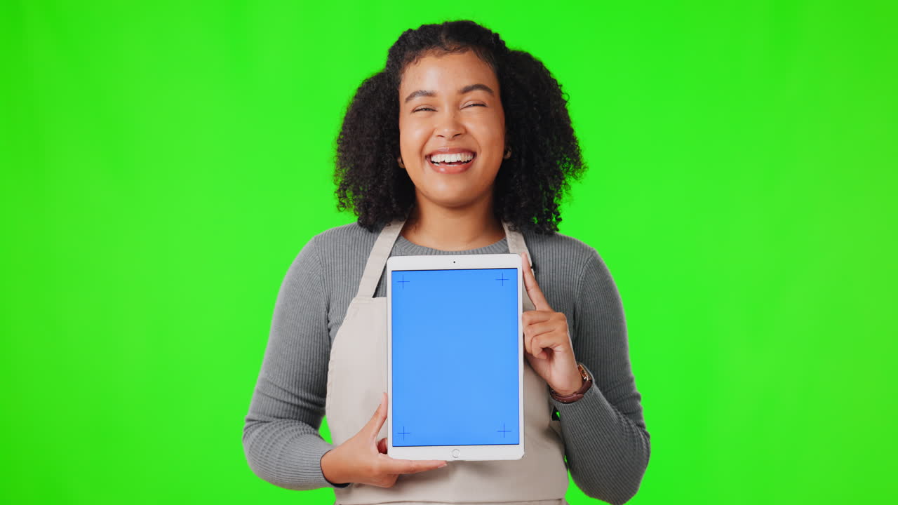 Tablet, skærm og glad kvinde i reklame-mockup