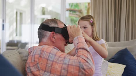 Älterer-Kaukasischer-Mann-Mit-Enkelkindern,-Die-Ein-VR-Headset-Verwenden