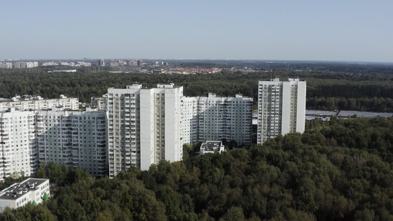 숲 속 에 있는 아파트 건물 들 의 공중 사진