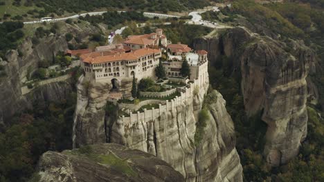 vista aérea alrededor del monasterio varlaam, en meteora, grecia - dando vueltas, disparo de drones