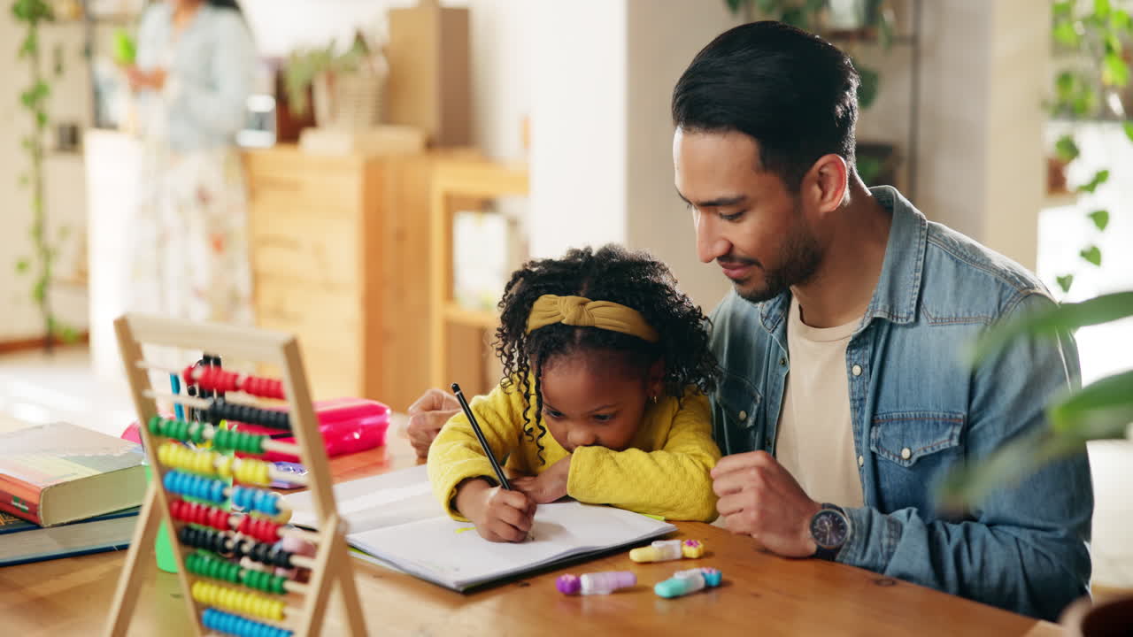 padre ayudando a su hija con los deberes