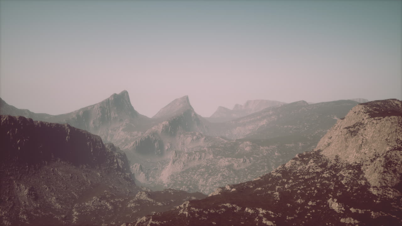 paisaje de la cordillera de los dolomitas cubierto de niebla