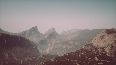 Paisaje-De-La-Cordillera-De-Los-Dolomitas-Cubierto-De-Niebla