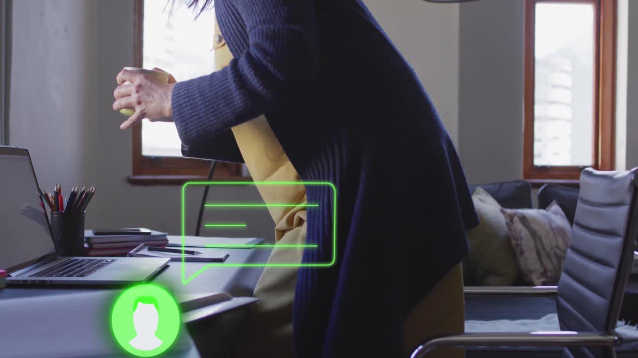 animación de icono con procesamiento de datos sobre mujer caucásica usando portátil