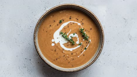 Sopa-Cremosa-De-Calabaza-Otoñal-Con-Guarnición-De-Tomillo-Fresco