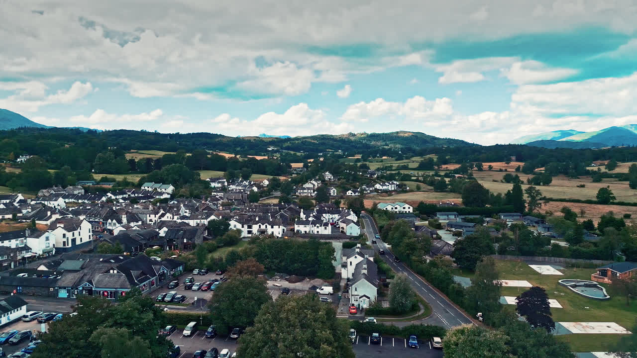 imágenes cinematográficas de drones aéreos de la aldea de hawkshead y la iglesia de san miguel y todos los ángeles