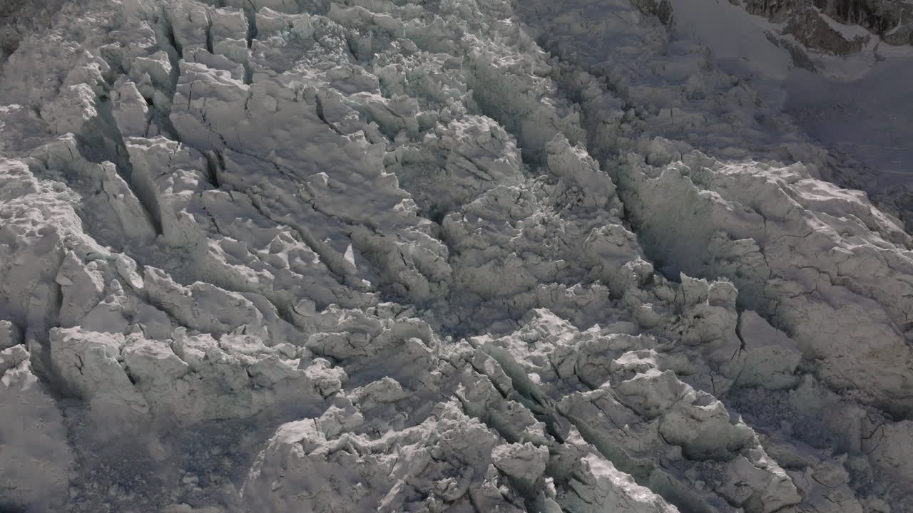 дрон фиксирует падение льда и горы на леднике хумбу, базовый лагерь эвереста, непал