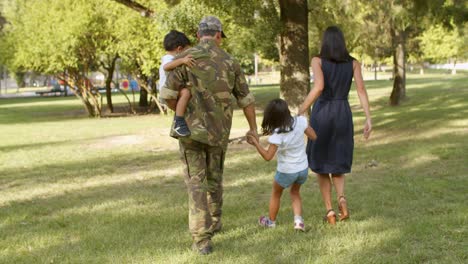 Soldat-Verbringt-Urlaub-Mit-Der-Familie