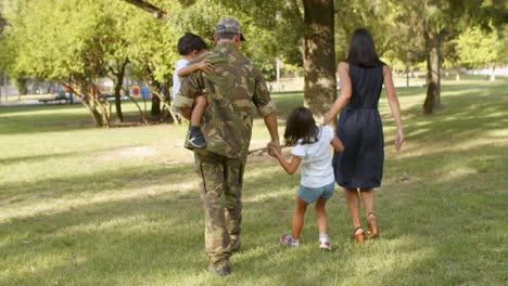 soldado pasando vacaciones con la familia