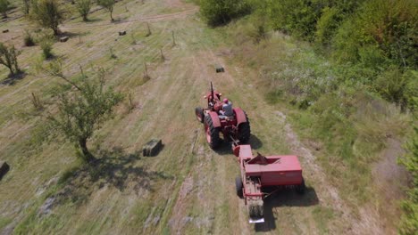 agricultor con tractor hacer balas de heno-3