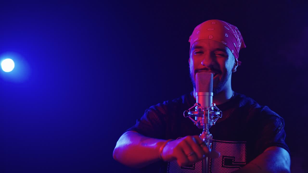 hombre cantando en un micrófono