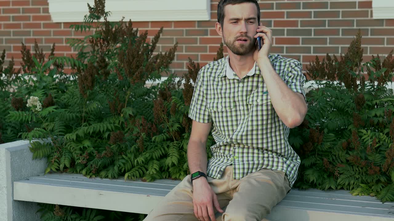 밖에서 전화로 얘기하는 남자