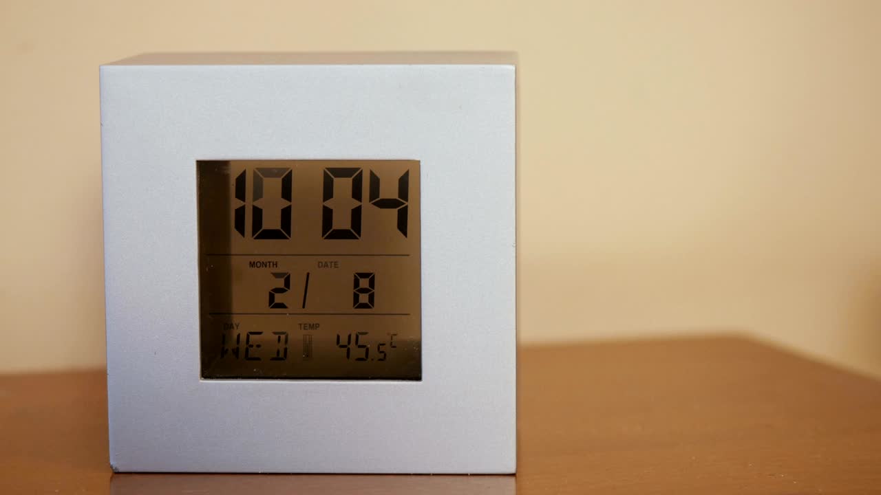 reloj de despertador electrónico en la mesita de noche