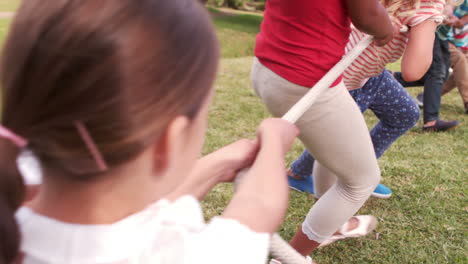 Süße-Schüler-Spielen-Tauziehen-Auf-Dem-Rasen-