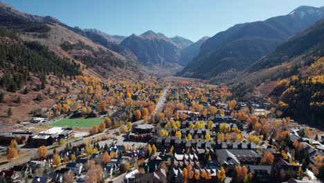 Toma-Aérea-De-Un-Dron-Panorámica-Sobre-Telluride,-Co-Y-Black-Bear-Pass