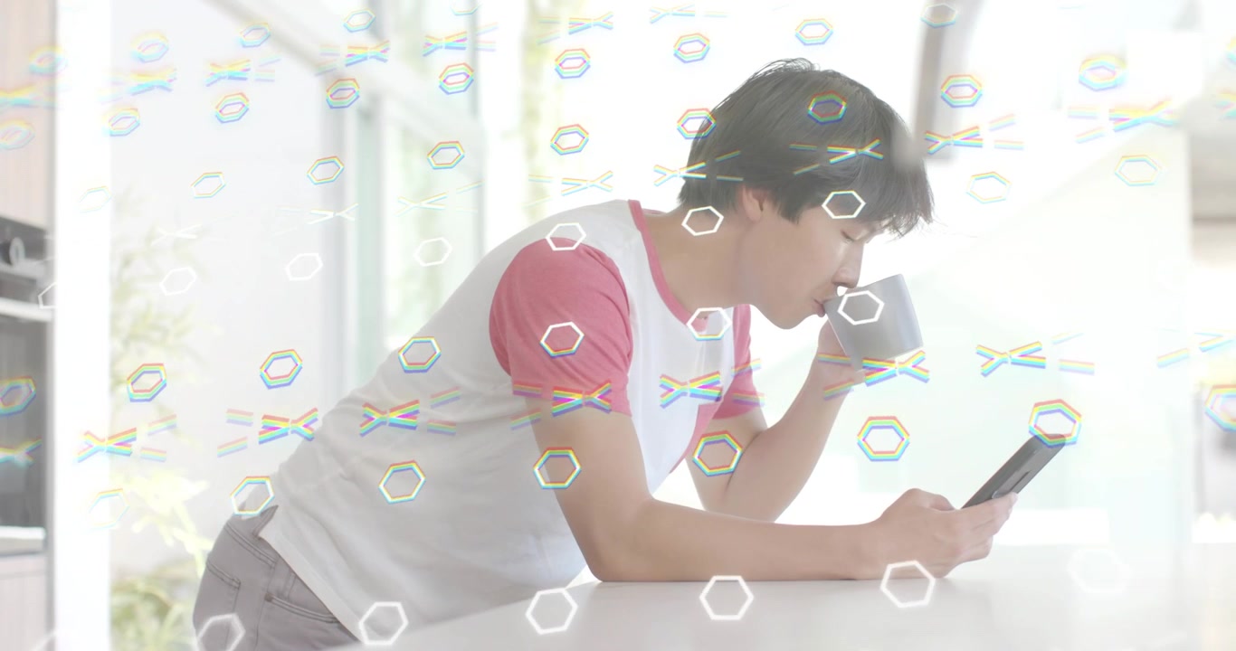 ชายคนหนึ่งกำลังเดินเข้าครัว จิบเครื่องดื่มขณะเลื่อนดูโทรศัพท์เพื่อตรวจสอบการเชื่อมต่อภายใต้ภาพซ้อนทับทางเทคนิค