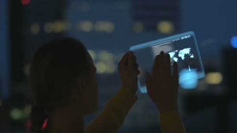 mujer usando una tableta futurista por la noche