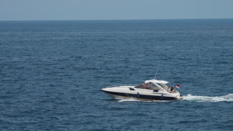 Private-Luxusyacht,-Die-An-Einem-Sonnigen-Sommertag-In-Monaco-über-Das-Meer-Kreuzt