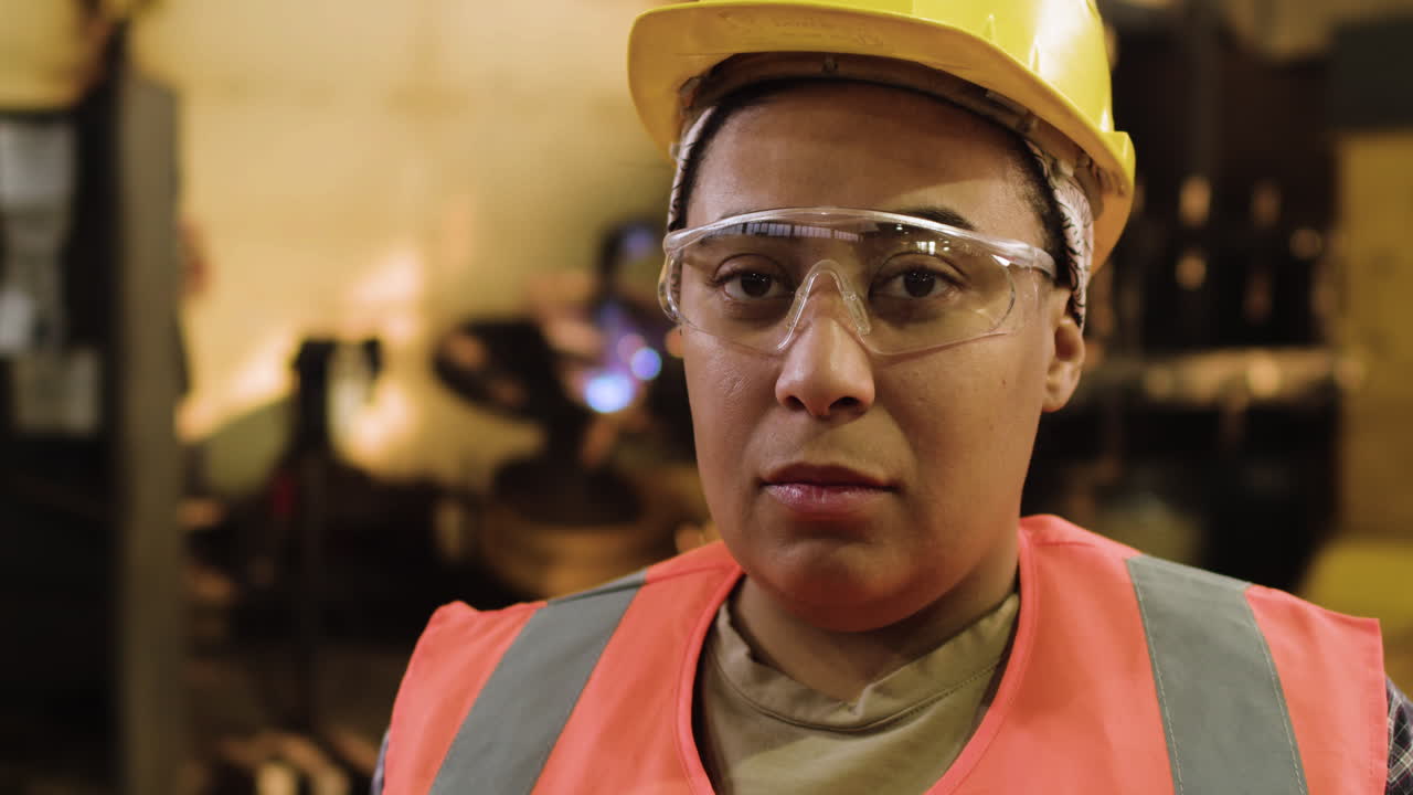 mujer trabajando en una fábrica