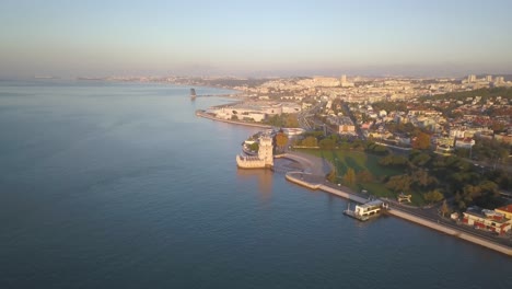vista aérea superior del río &quot;tejo&quot; en lisboa