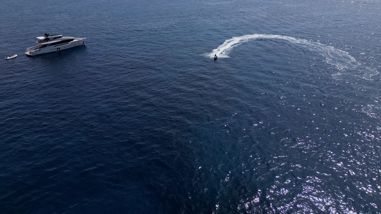 파란 바다의 몰타에서 제트 스키를 타는 커플