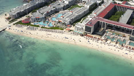 Complejos-Hoteleros-Y-Playa-De-Arena-Con-Gente-En-Vacaciones-De-Verano,-México