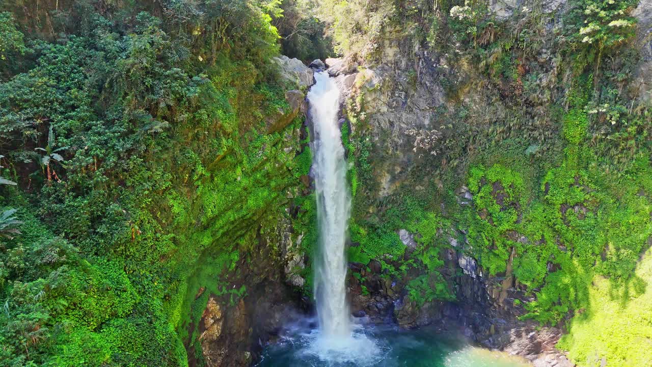 imágenes de drones de las cataratas de tapiyah cerca de batad en el norte de filipinas
