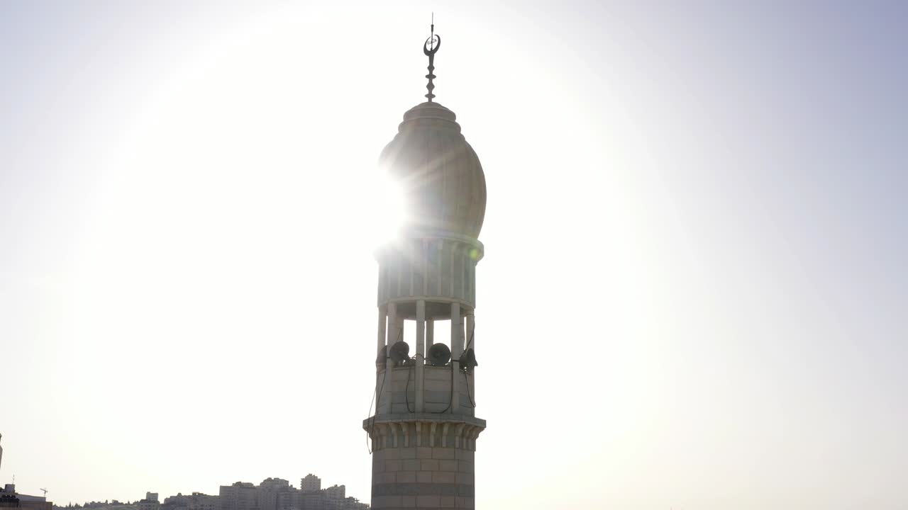 minarete de la torre de la mezquita en el campamento de refugiados de anata, en el cielo azul de jerusalén-aérea