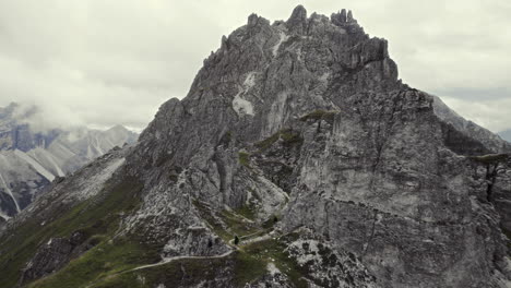 hermosa antena hacia atrás de las montañas alpinas de stubai, austria