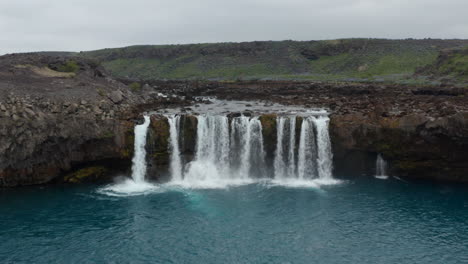 Luftaufnahme-Des-Berühmten-Wasserfalls-Aldeyjarfoss-In-Island.-Drohnenblick-Auf-Die-Atemberaubende-Landschaft-Des-Aldeyjarfoss-Wasserfalls,-Den-Touristen-In-Der-Nördlichen-Region-Islands-Besuchen