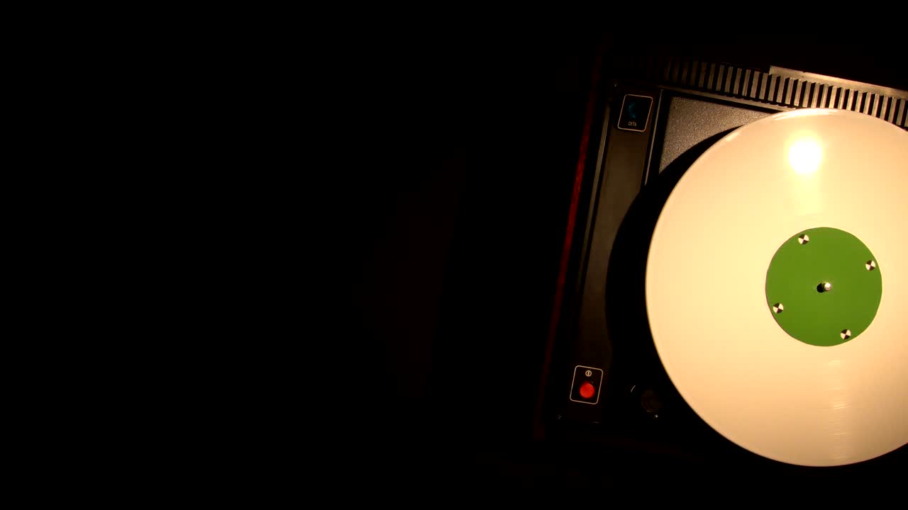 플레어 (pleur) 는 오래된 턴테이블 4k  뷰에서 노래를 재생합니다.