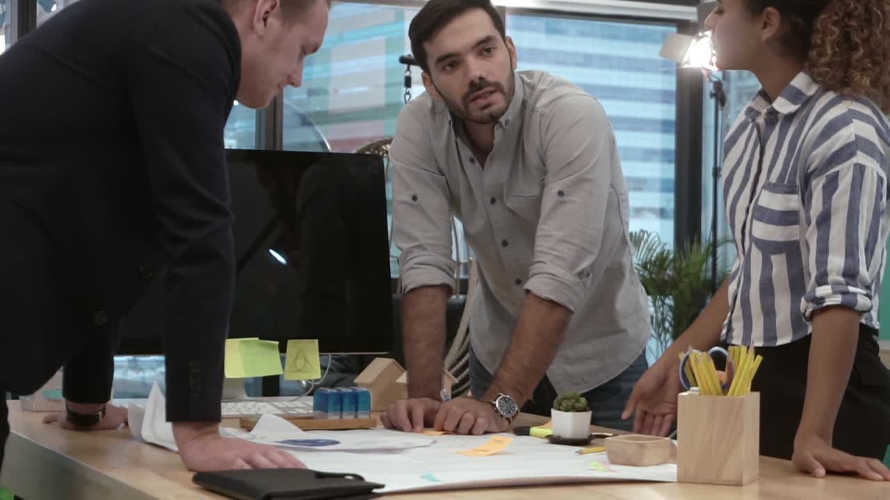 grupo de empresarios creativos teniendo una conversación en el escritorio de la oficina en el lugar de trabajo.