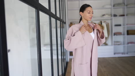 mujer con túnica rosa y lencería blanca
