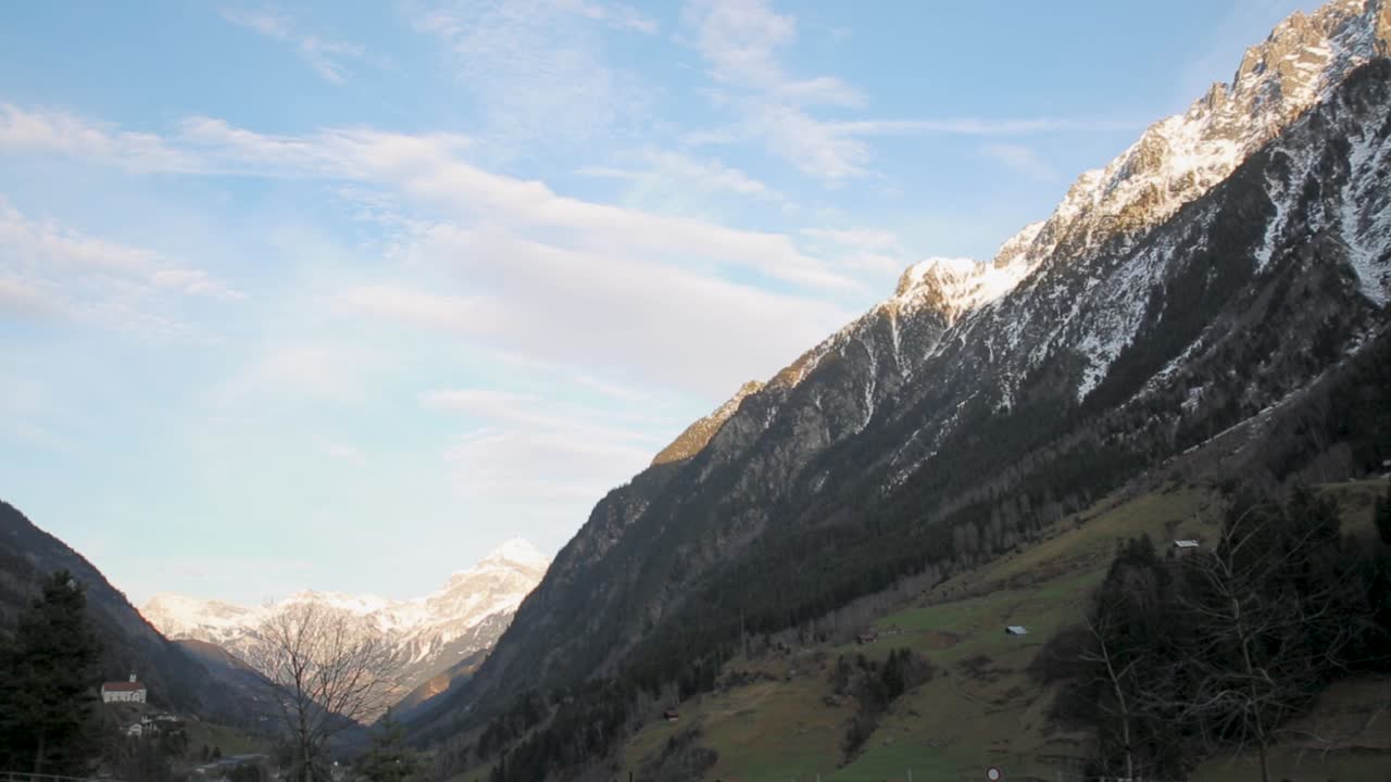 Schneebedeckte Berge unter klarem blauem Himmel mit einem Tal darunter