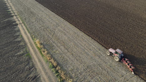 tractor arando los campos listos para plantar cultivos