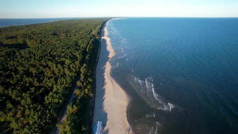 vista aérea de la playa y reserva natural