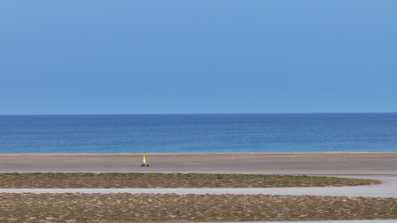 바가의 육지, 넓은 해변에서 요트 타는 것