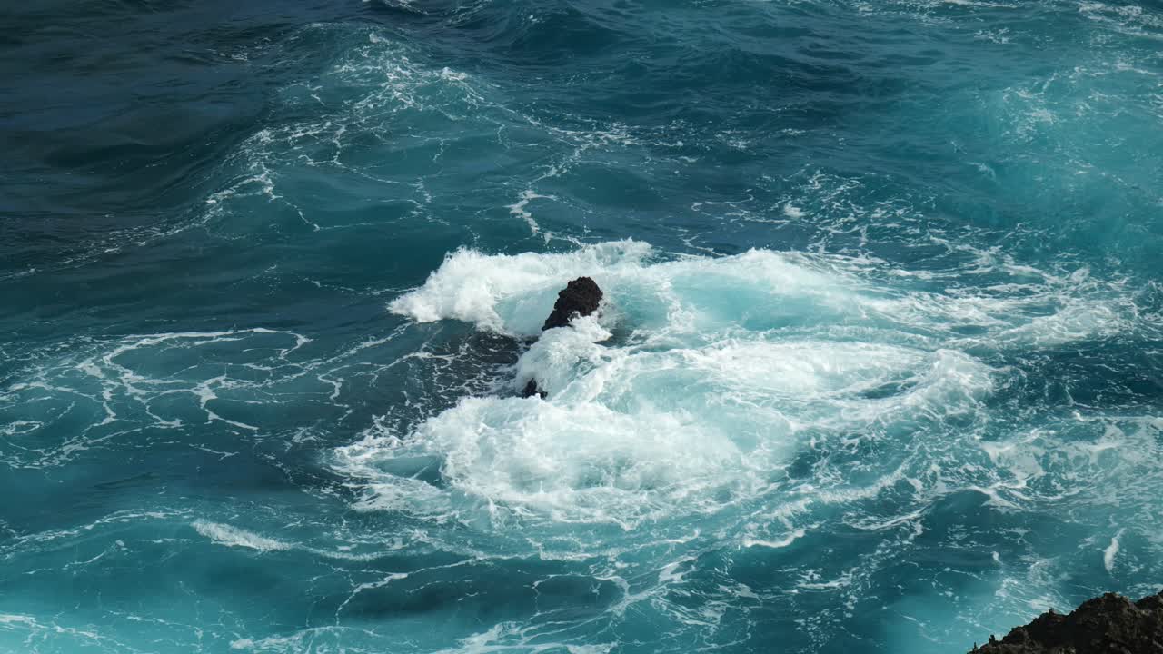 인도네시아 누사 렘본간 에 있는 바위 를 둘러싸고 회전 하는 물 의 느린 움직임 의 클로즈업