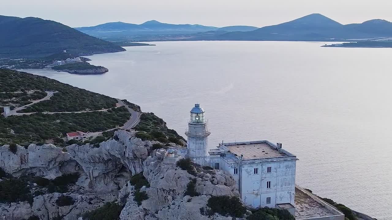 Visita a un vecchio faro lungo la costa della Sardegna al tramonto
