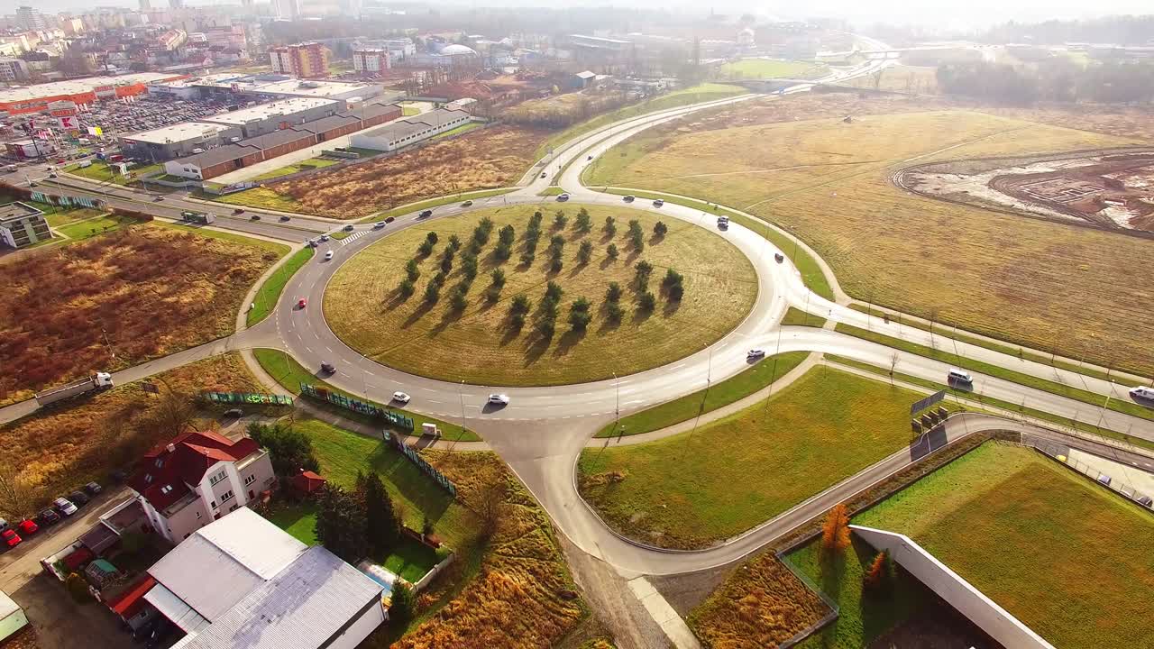 vuelo de drones sobre una rotonda en pilsen, república checa, europa central. transporte y tráfico en la ciudad moderna.