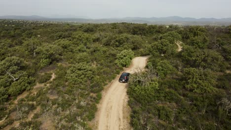 Toma-Estática-Aérea-Siguiendo-Un-Coche-Todo-Terreno