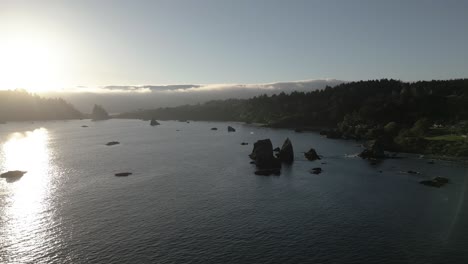 Vista-Aérea-De-La-Costa-Rocosa-De-La-Bahía-De-Trinidad-En-Oregon,-Estados-Unidos