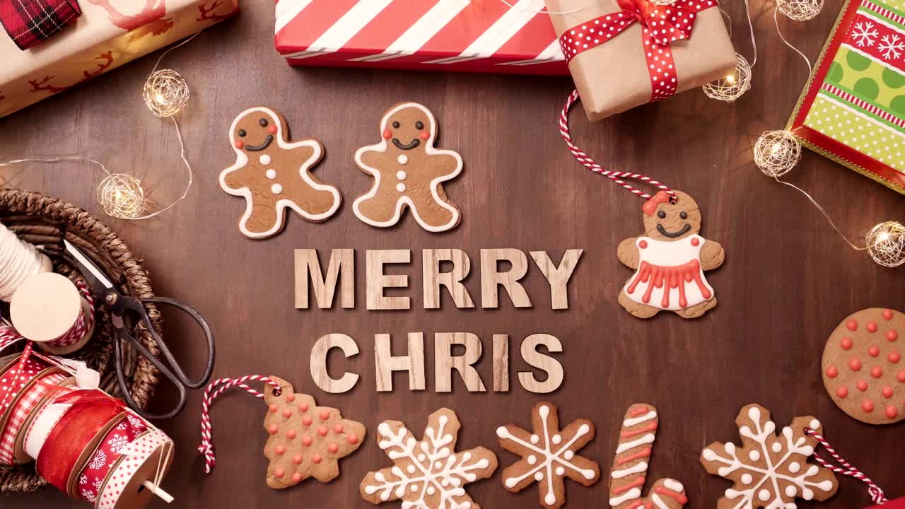 나무 메리 크리스마스 표지판과 전통적인 진저브레드 쿠키 집에서 만든.