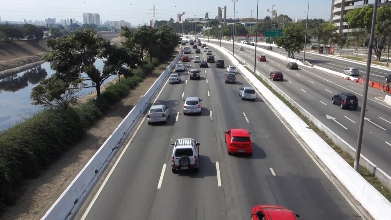 alta vista trasera de los vehículos que viajan por la autopista marginal tiete en sao paulo, brasil